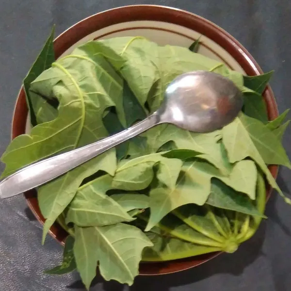 Aduk-aduk sampai rata, bungkus dengan daun pepaya, tindih atasnya dengan sendok, diamkan selama 30 menit biar daging sapi empuk.