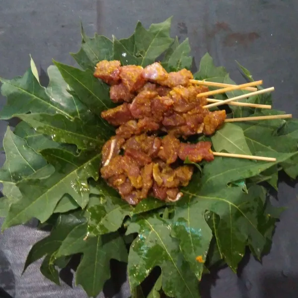 Siapkan tusukan sate, tusuk daging.