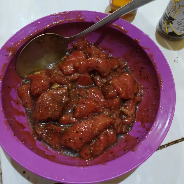 Campurkan semua bumbu marinasi, lalu campurkan dengan daging, diamkan minimal 1 jam didalam kulkas.