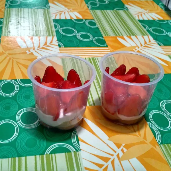 Masukkan dan tata buah strawberry.