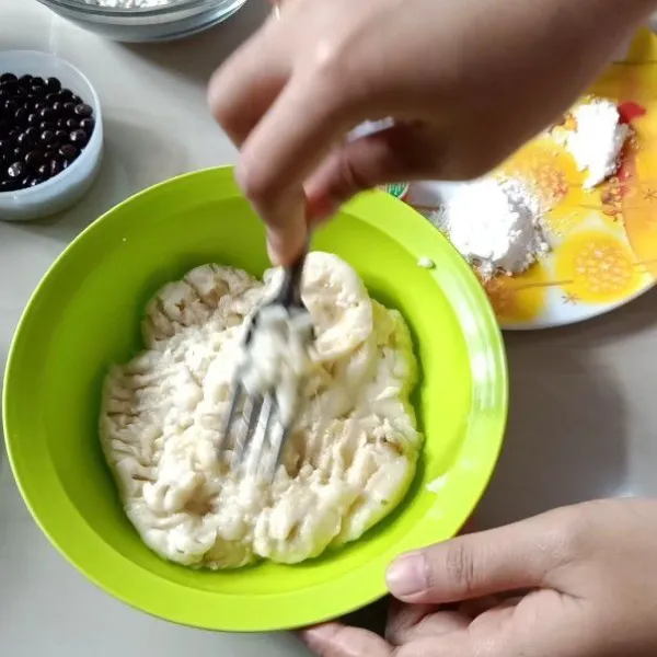 Lumatkan pisang dengan garpu