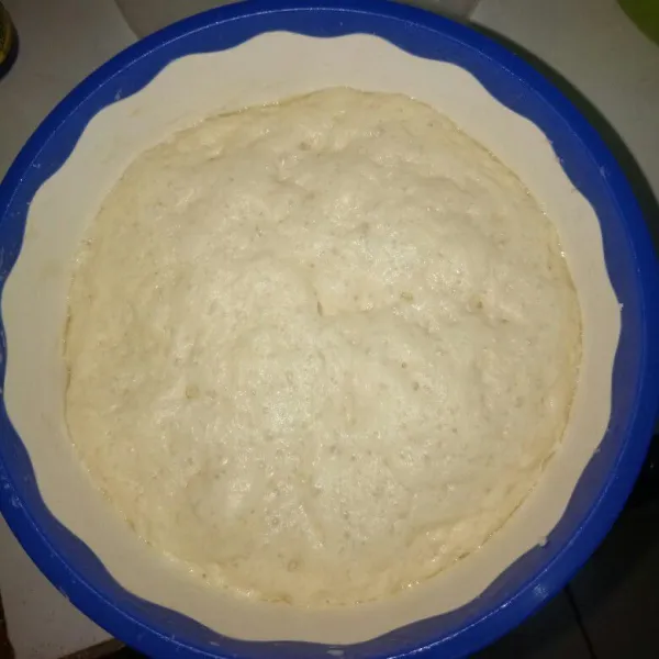 Diamkan selama 1 jam dengan wadah di tutup rapat, biar mengembang.