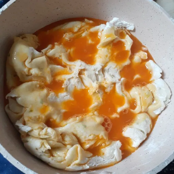 Lalu masukkan telur, uleni dan beri tepung tapioka, uleni lagi sampai tepung tapioka habis.