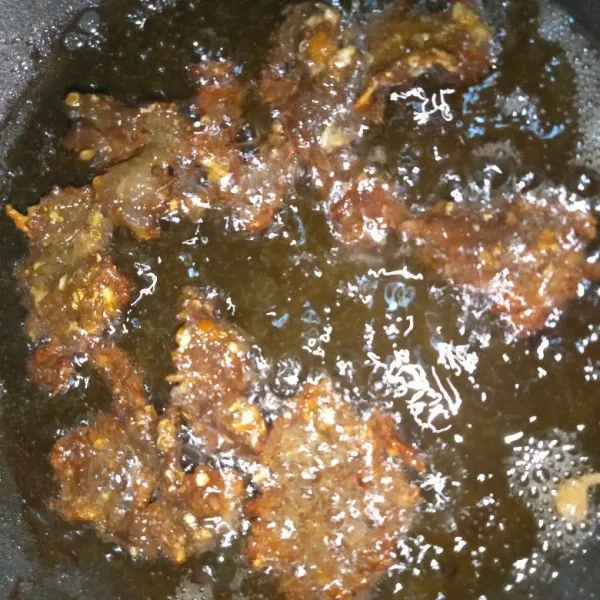 Goreng dendeng dengan minyak secukupnya hingga kering kecokelatan menggunakan api kecil.