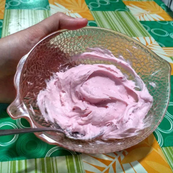 Campurkan whipped cream dengan saus strawberry. Aduk rata. Sisakan sedikit whipped cream untuk topping.