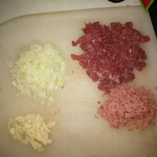 Membuat isi : cuci bersih dan cincang halus daging, smoked beef, bawang bombay dan bawang putih.