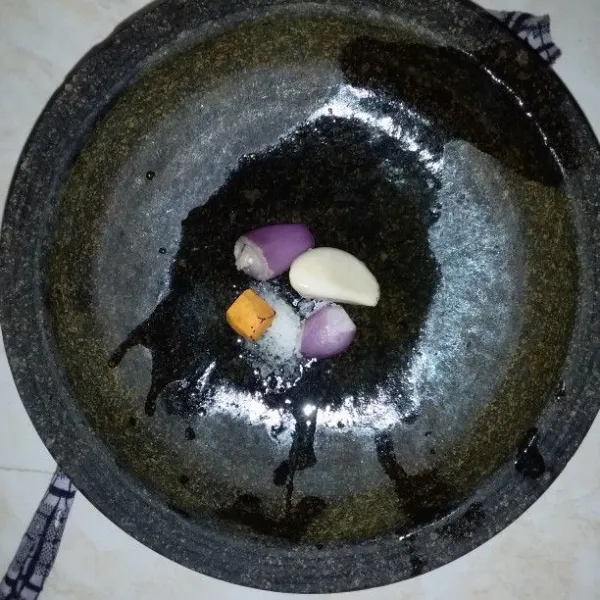 Haluskan bawang merah, bawang putih dan kunyit hingga halus.