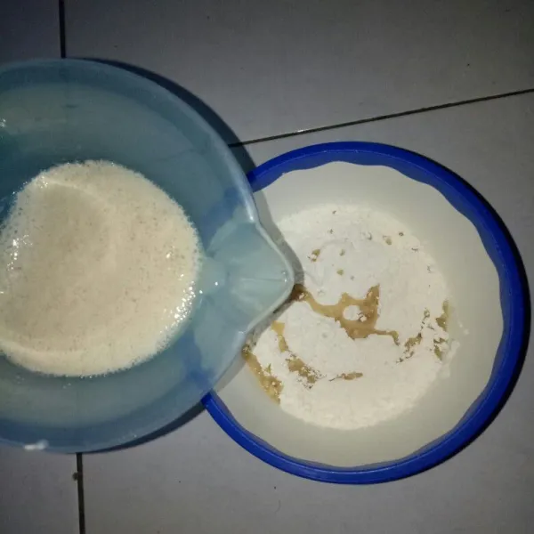 Membuat bapao : Aktifkan ragi terlebih dahulu dengan gula pasir dan air hangat.Siapkan wadah bertutup,campurkan tepung terigu dan minyak. Aduk rata, masukkan ragi yg sudah aktif. Uleni sampai tercampur rata.