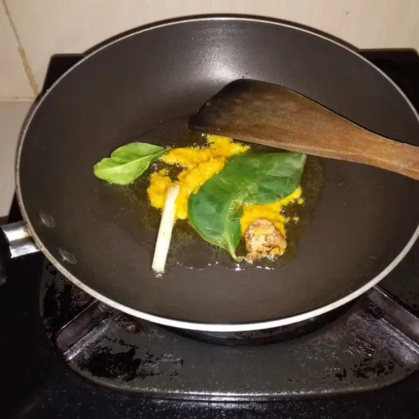 Panaskan minyak goreng. Tumis bumbu halus, daun salam, daun jeruk, lengkuas dan batang serai hingga harum.