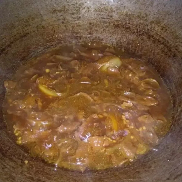 Beri gula dan garam. Koreksi rasa. Masak sampai air menyusut dan daging empuk. Jika daging masih belum empuk bisa tambahkan air lagi dan rebus lagi.