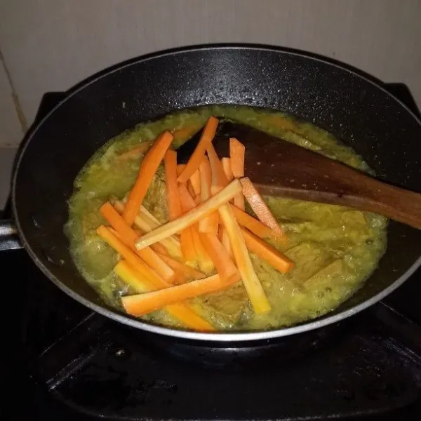 Setelah daging matang. Masukan wortel. Masak hingga wortel empuk.
