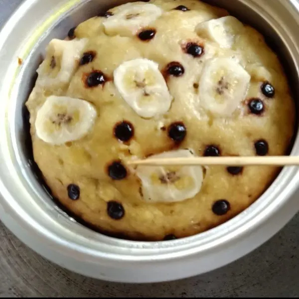 Tes tusuk jika adonan tidak lengket berarti sudah matang