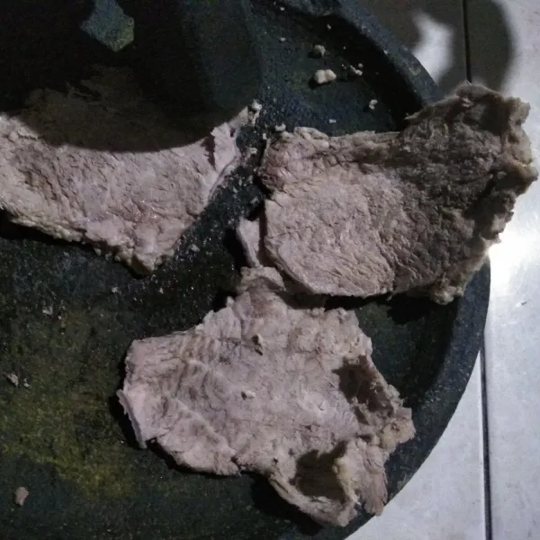 Iris daging lalu gepuk sampai agak melebar daging sapi nya.