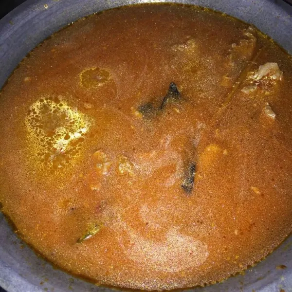Kemudian tambahkan air, aduk rata, masak dengan api sedang hingga daging empuk dan air menyusut.