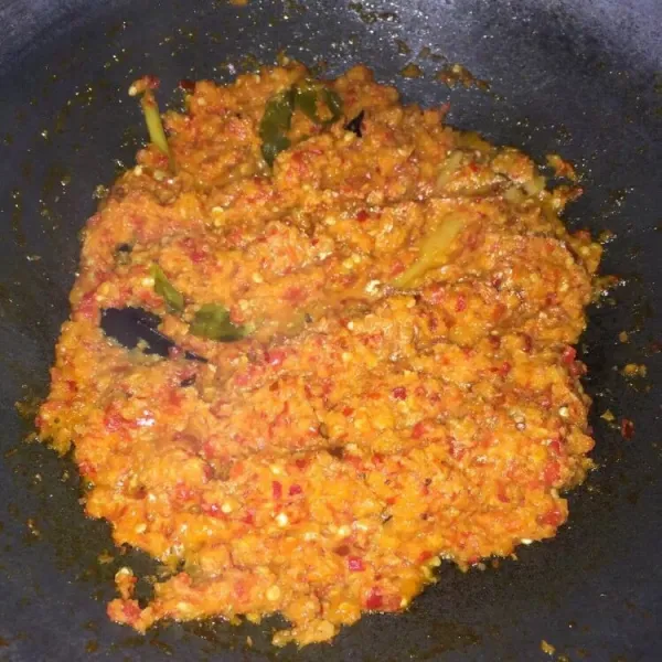 Kemudian tumis bumbu halus, daun salam, daun jeruk dan serai, tumis hingga harum dan matang.