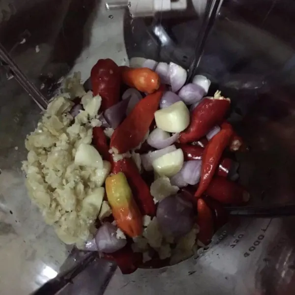 Haluskan bumbu halus dengan cara diblender.