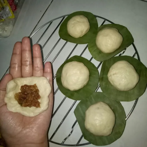 Bagi adonan bapao menjadi 10 bagian. Pipihkan adonan, isi dengan daging lalu bulatkan kembali. Alasi dengan daun pisang, kukus selama 20 menit. Angkat dan sajikan selagi hangat.