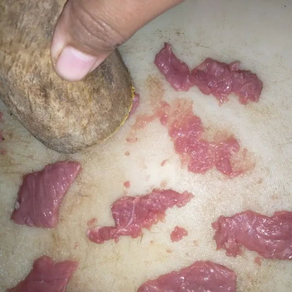 Gepuk menggunakan uleg hingga pipih tipis.