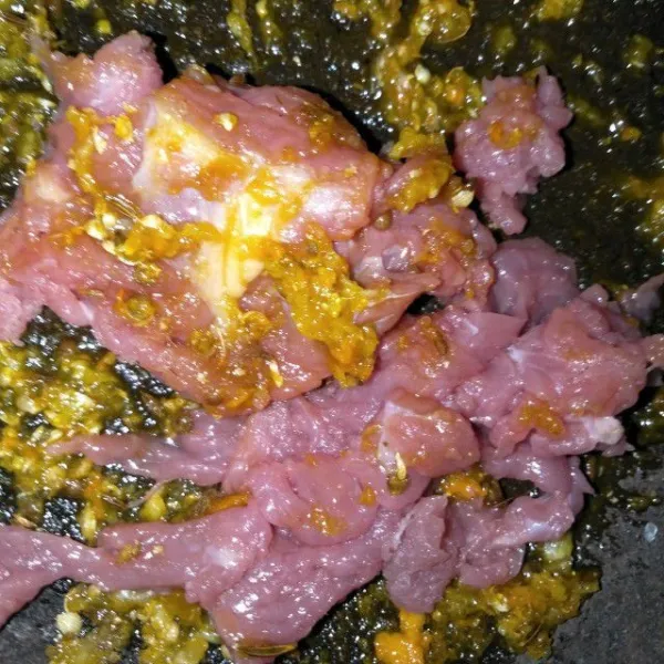 Masukkan daging yg sudah di gepuk tadi kedalam bumbu yang sudah dihaluskan, tambah 1 sdm air.