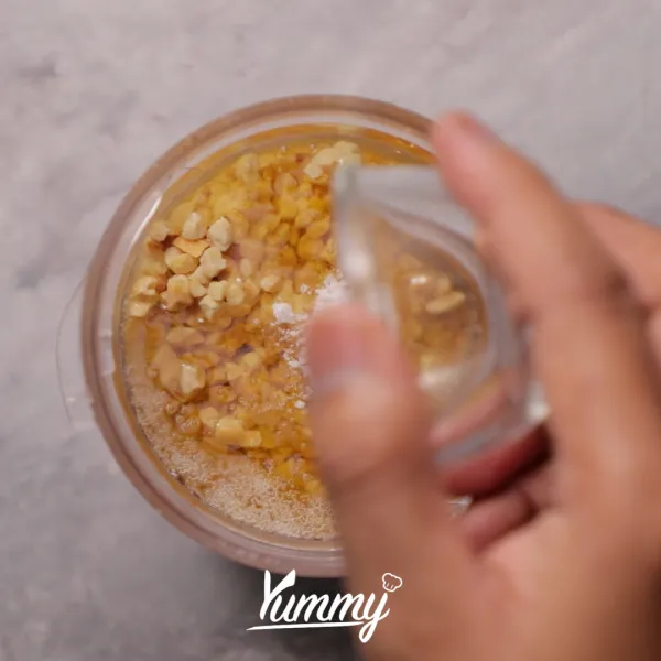 Tambahkan garam dan perisa vanila ke dalam blender.