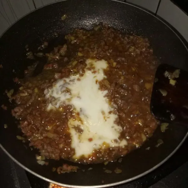 Masak sampai air surut lalu masukkan larutan tepung terigu. Aduk cepat sampai daging menyatu. Angkat dan dinginkan.