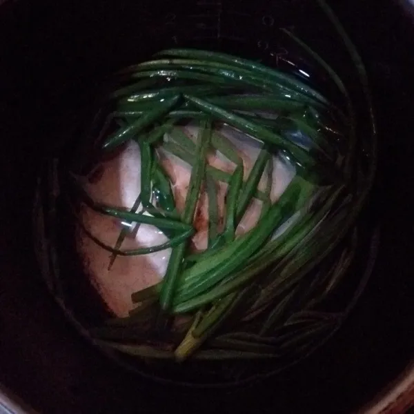 Sambil menunggu adonan isi di marinasi,rebus spring onion,tiriskan dan biarkan dingin