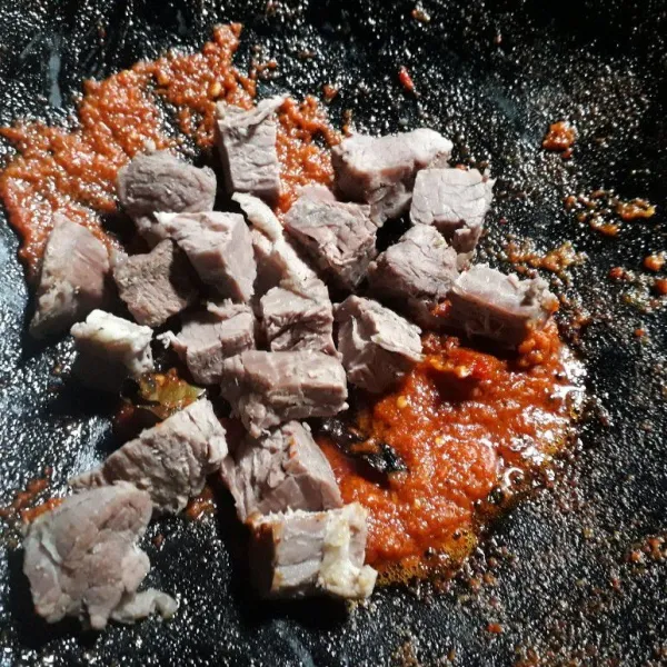 Masukkan daging, aduk rata.