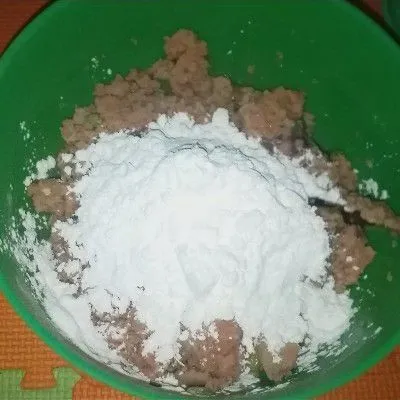 Masukkan tepung tapioka lalu aduk sampai tercampur rata