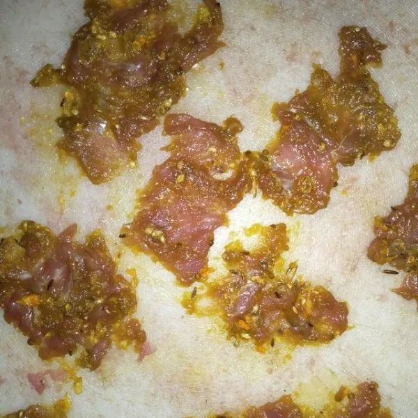 Pipihkan daging diatas wadah atau loyang.