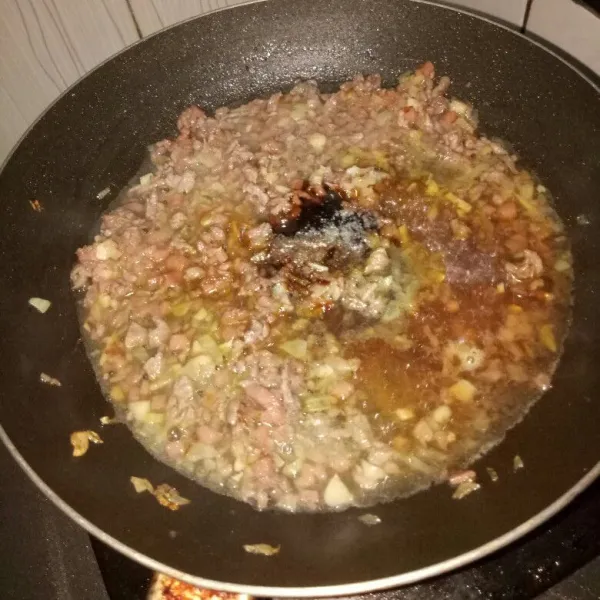 Siapkan pan dan panaskan minyak. Tumis bawang putih dan bombay sampai harum, masukkan daging dan smoked beef. Aduk rata, tambahkan air dan bumbu garam, gula, lada, saos tiram dan kecap manis. Aduk rata.