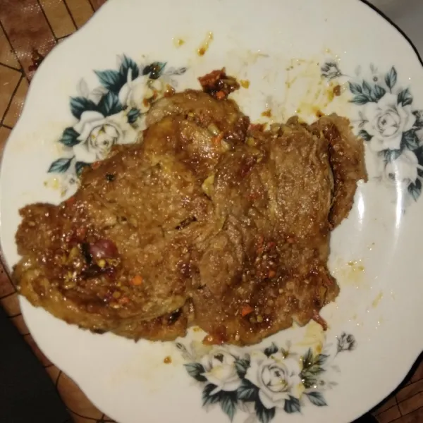 Balurkan bumbu ysng telah dihaluskan ke daging gepuk.