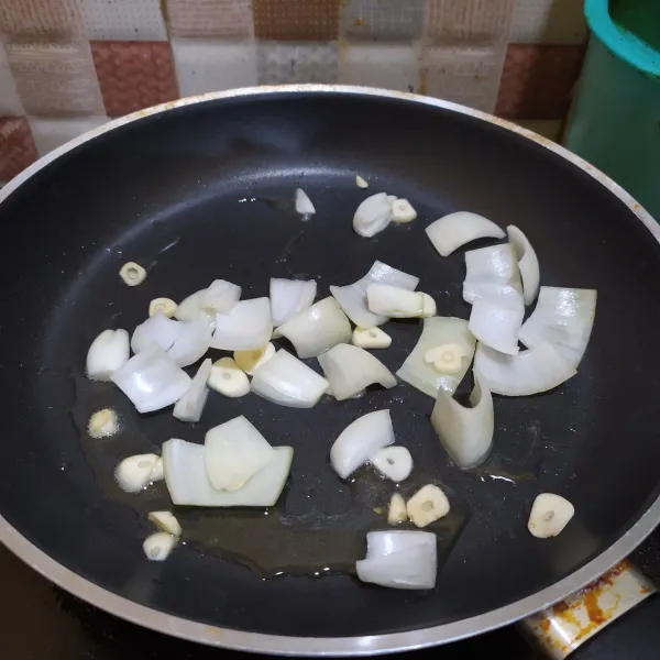 Tumis bawang putih dan bawang bombay hingga harum.