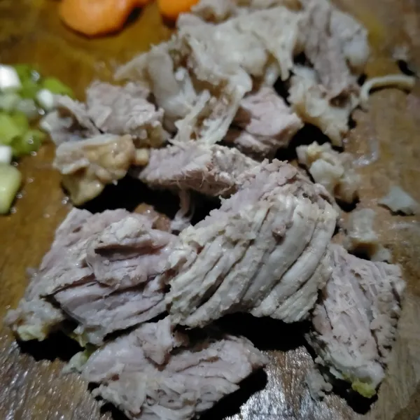 Rebus daging hingga empuk lalu iris tipis.