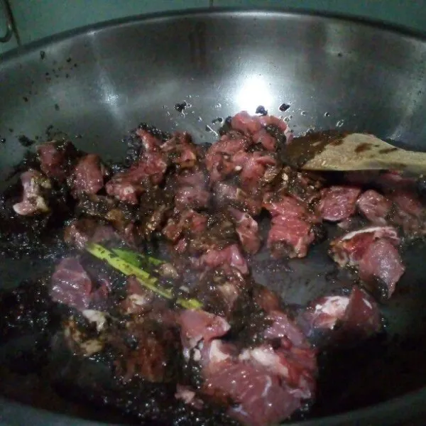 Masukkan daging sapi, aduk-aduk sampai berubah warna.