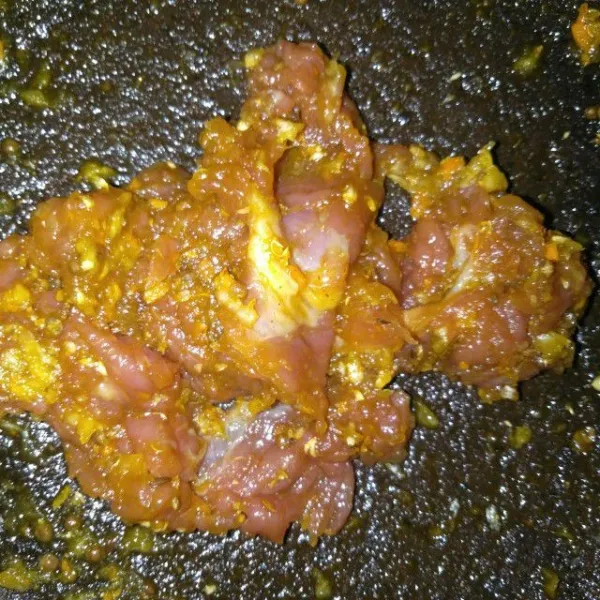 Campur hingga bumbu rata melumuri daging.