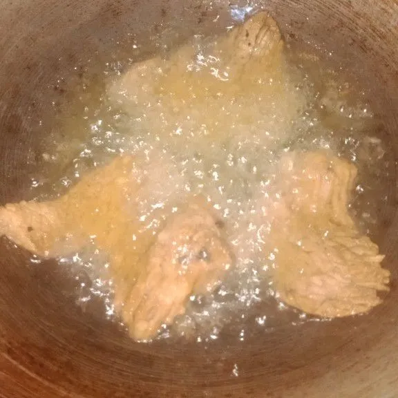Kemudian goreng daging pakai api kecil hingga kering tiriskan.
