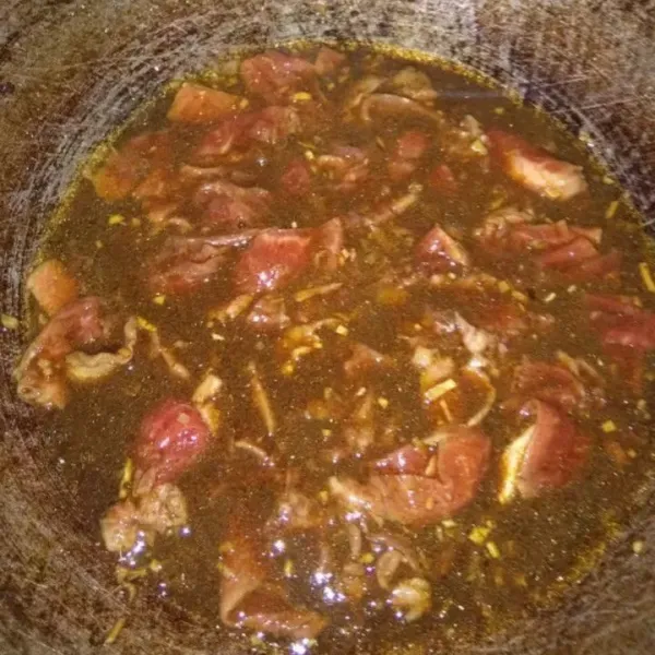 Setelah itu masukkan daging, aduk rata.