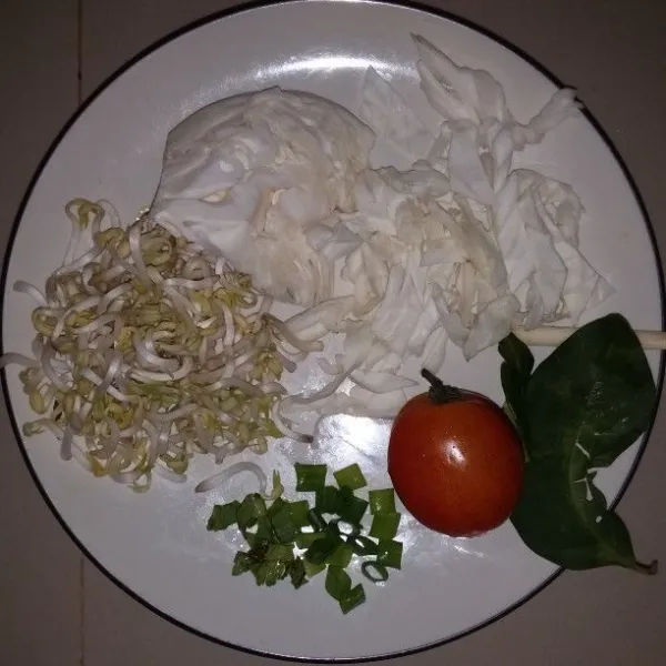 Cuci semua sayuran lalu tiriskan. Rajang kasar kubis. Rajang daun bawang dan seledri. Potong dadu tomat.