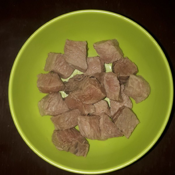 Rebus daging hingga matang. Angkat dan biarkan sampai dingin lalu potong dadu 2×2 cm. Sisihkan.