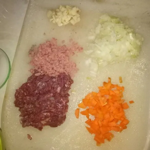 Cuci bersih daging, wortel lalu cincang halus daging, smoked beef, wortel, bawang bombay dan bawang putih.