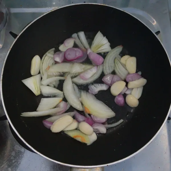 Tumis bawang merah,bawang putih dan bawang bombai sampai harum dan layu.