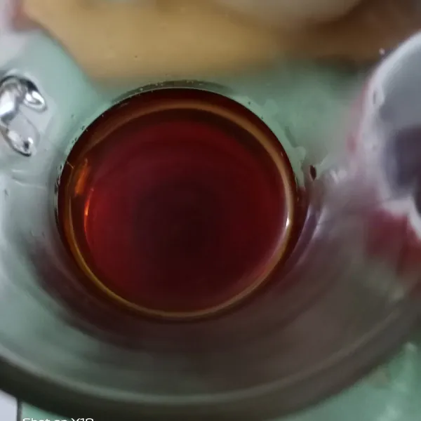 Tuang teh di gelas.