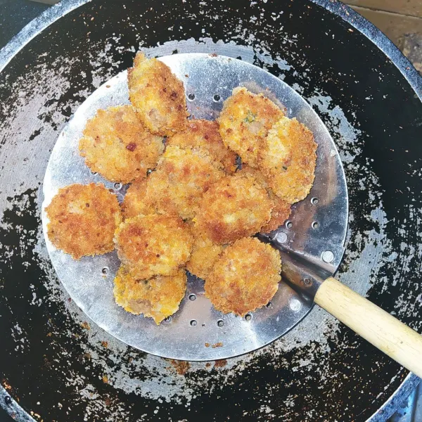 Goreng dalam minyak panas dengan api kecil, angkat tiriskan.