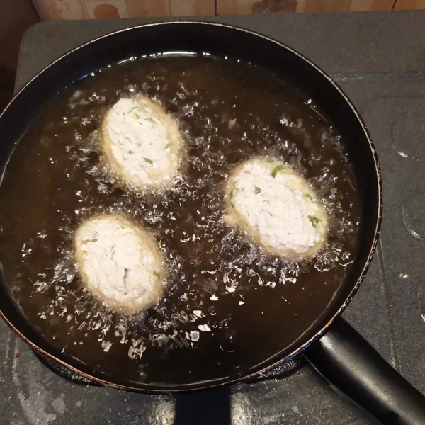 Tuangkan minyak secukupnya untuk menggoreng, dan goreng bogem tahu di minyak panas dengan api kecil atau sedang, masak hingga berwarna coklat keemasan kemudian tiriskan minyaknya, kemudian sajikan diatas piring dengan cocolan saus dan mayonaise.