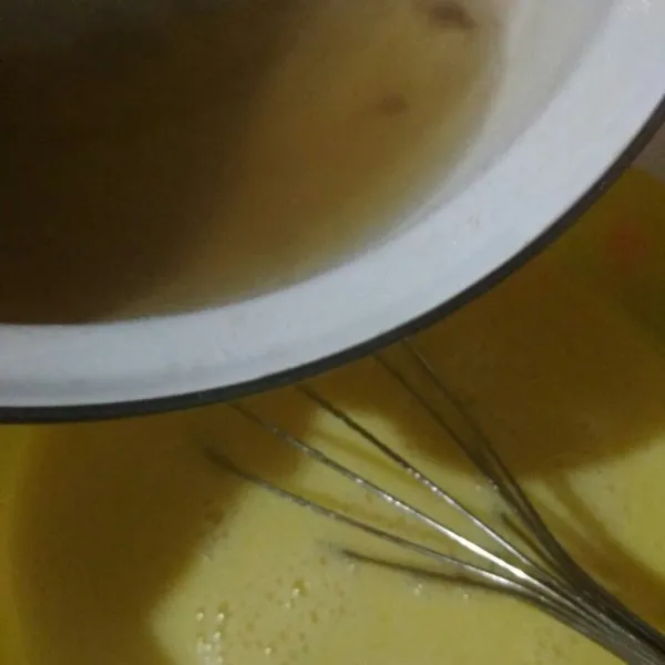 Tuang perlahan larutan agar-agar kedalam kocokan kuning telur aduk rata kemudian masak lagi hingg mendidih.