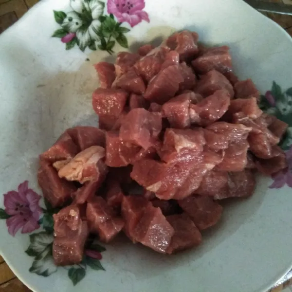 Potong daging kotak-kotak.