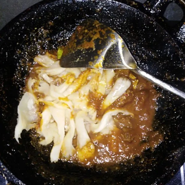 Masukkan jamur, masak hingga jamur matang. Angkat dan siap dihidangkan.