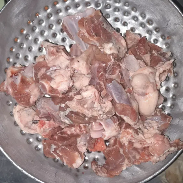 Potong-potong daging kambing sesuai selera kemudian cuci bersih.