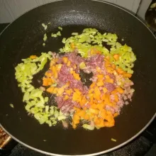 Siapkan pan dan lelehkan margarin. Tumis bawang bombay dan bawang putih sampai harum. Masukkan daging,smoked beef dan wortel. Aduk rata sampai daging berubah warna.