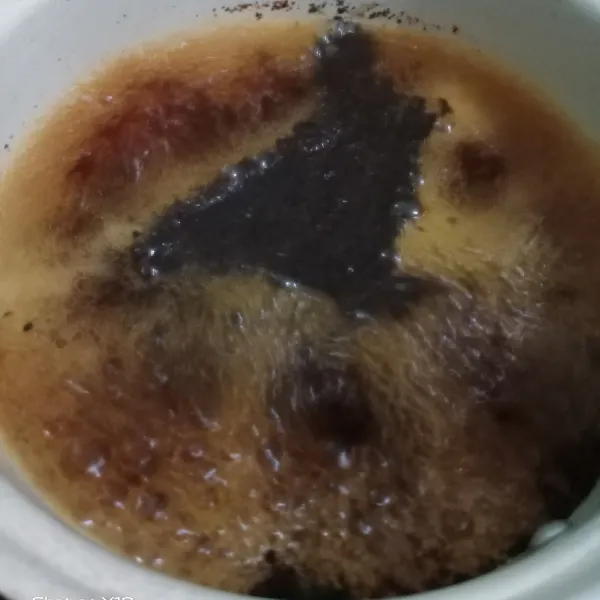 Rebus teh dan air sampai mendidih biarkan sampai dingin supaya lebih pekat warnanya.